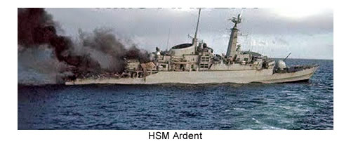 La fragata HMS Ardent incendiandose el de 21 de mayo de 1982